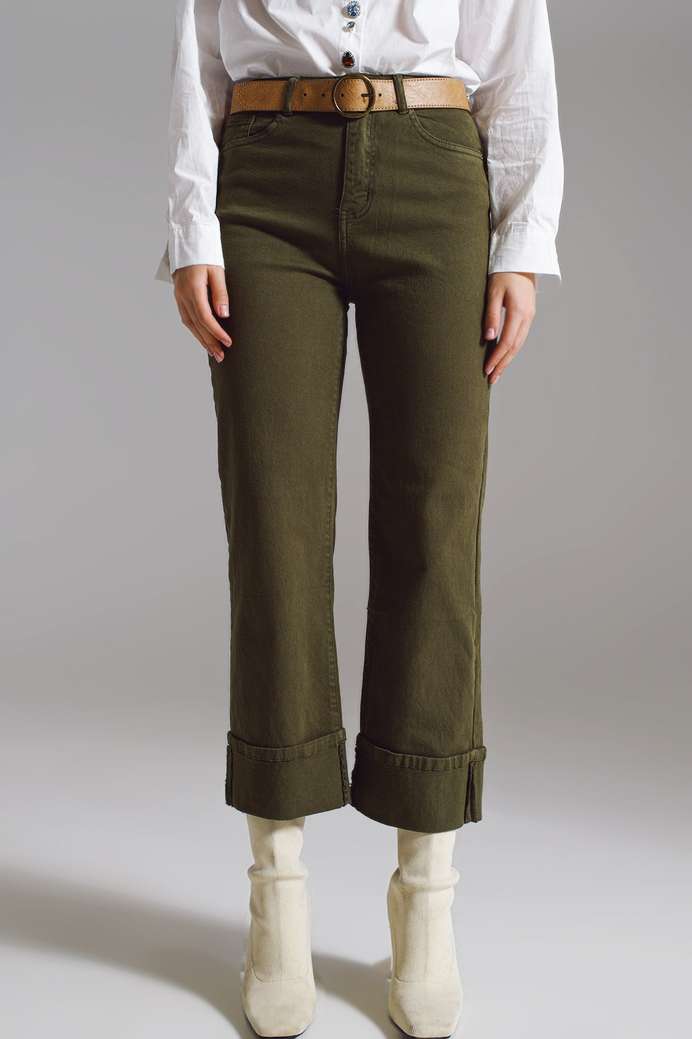 Pantalones ajustados con dobladillo corto en color verde oscuro