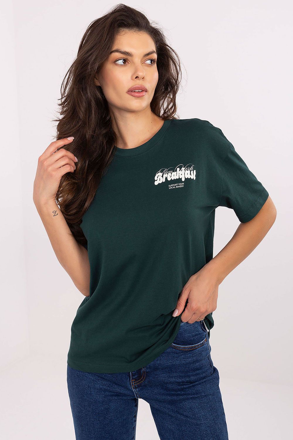  Mujer con camiseta verde con print "Bagel Therapy" en el pecho