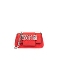 Bolso bandolera rojo de Versace Jeans Couture con cadena plateada y logo metálico frontal.