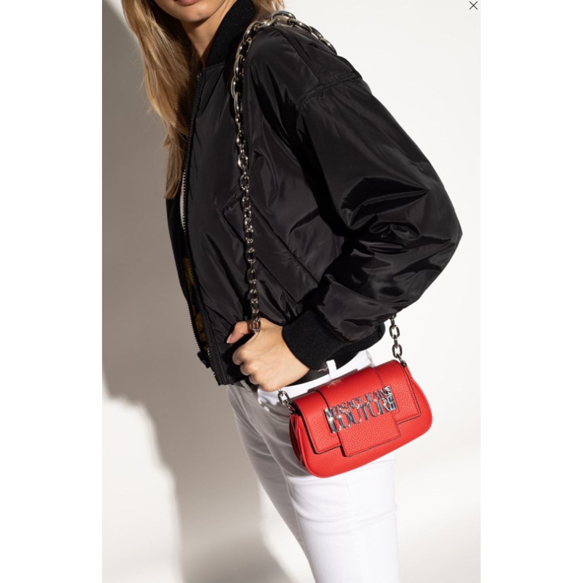 Bolso bandolera rojo de Versace Jeans Couture con cadena plateada y logo metálico frontal.
