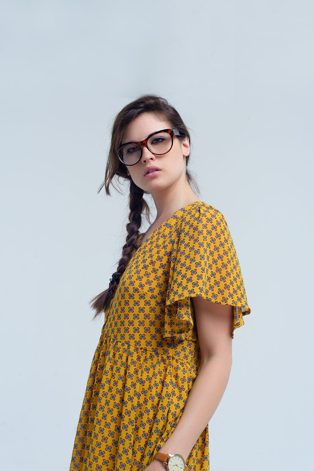 Vestido amarillo con vuelo y estampado geometrico