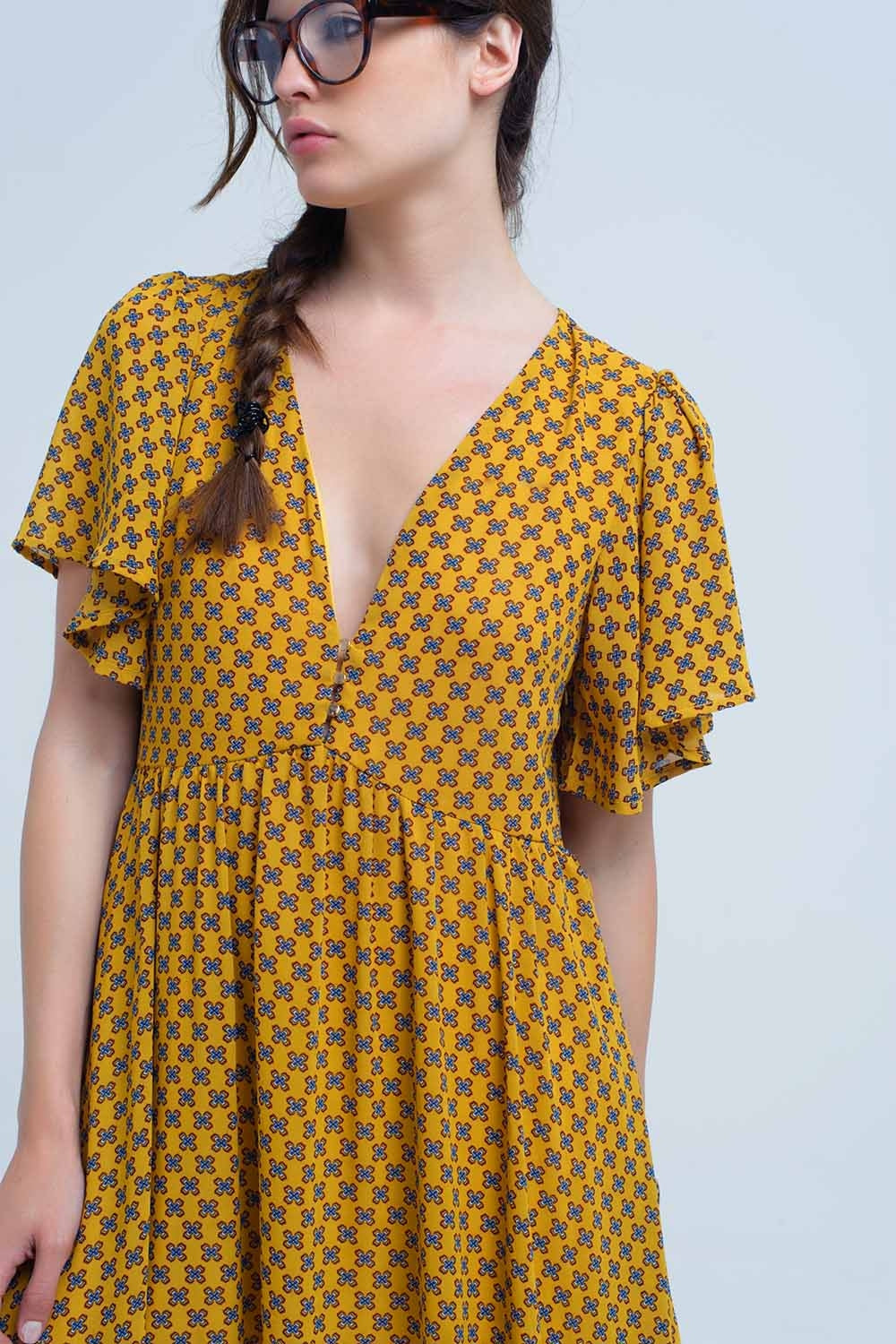 Vestido boho mostaza con escote en V, vista frontal