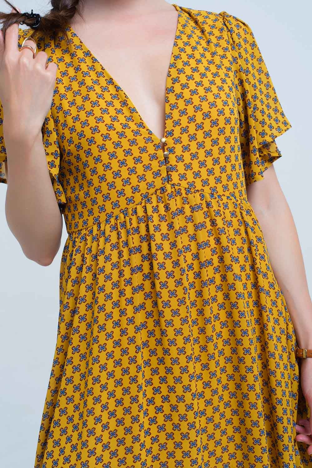 Vestido boho mostaza con escote en V, vista frontal