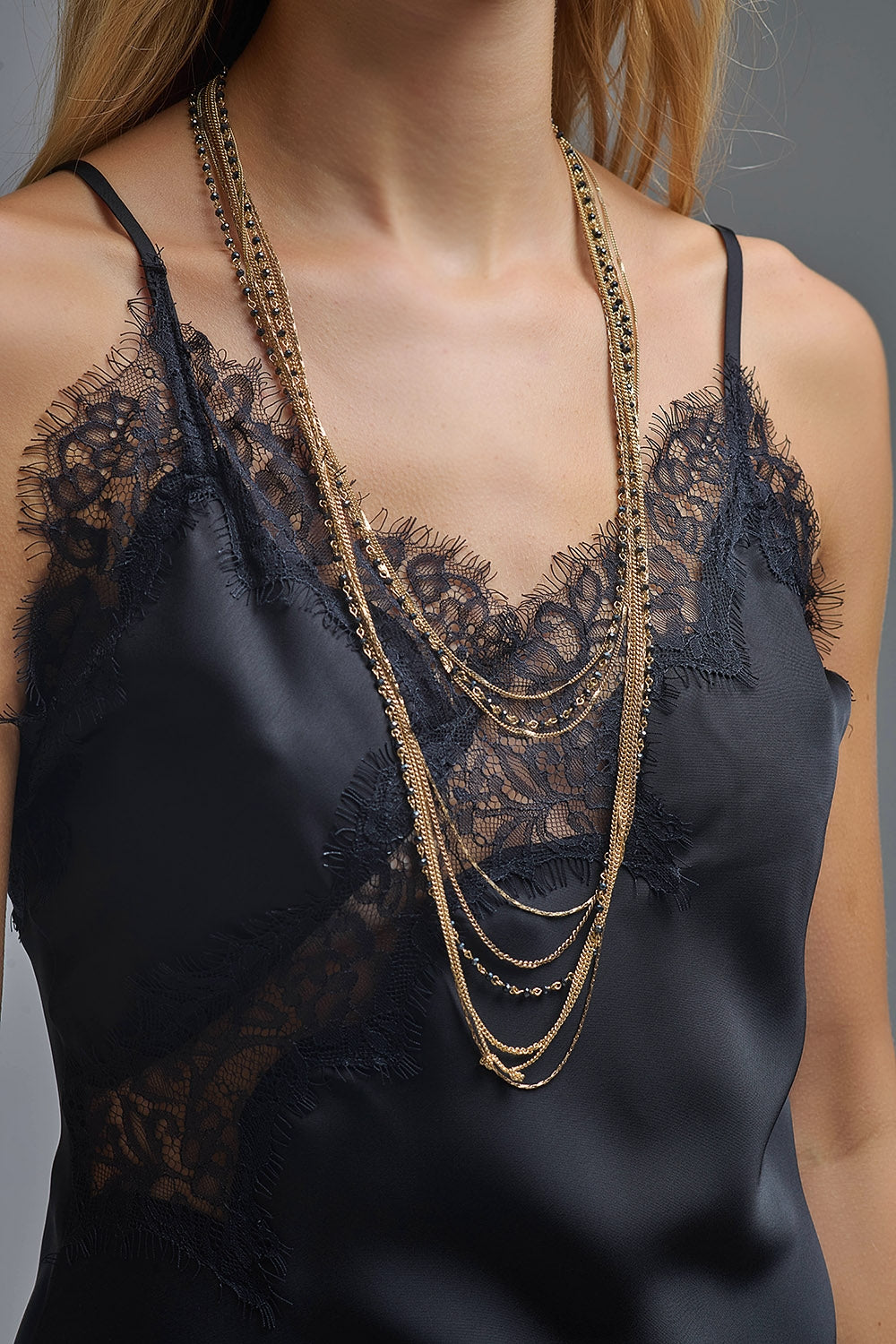 Detalle vestido asimétrico de satén y encaje negro