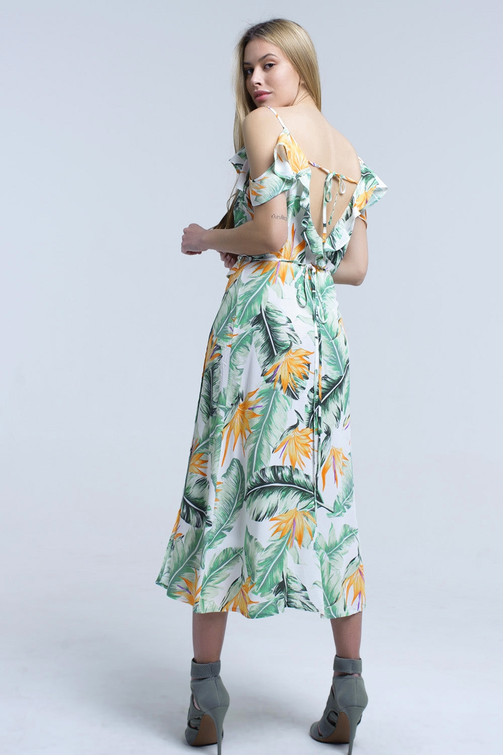 Vestido blanco midi en hojas tropicales
