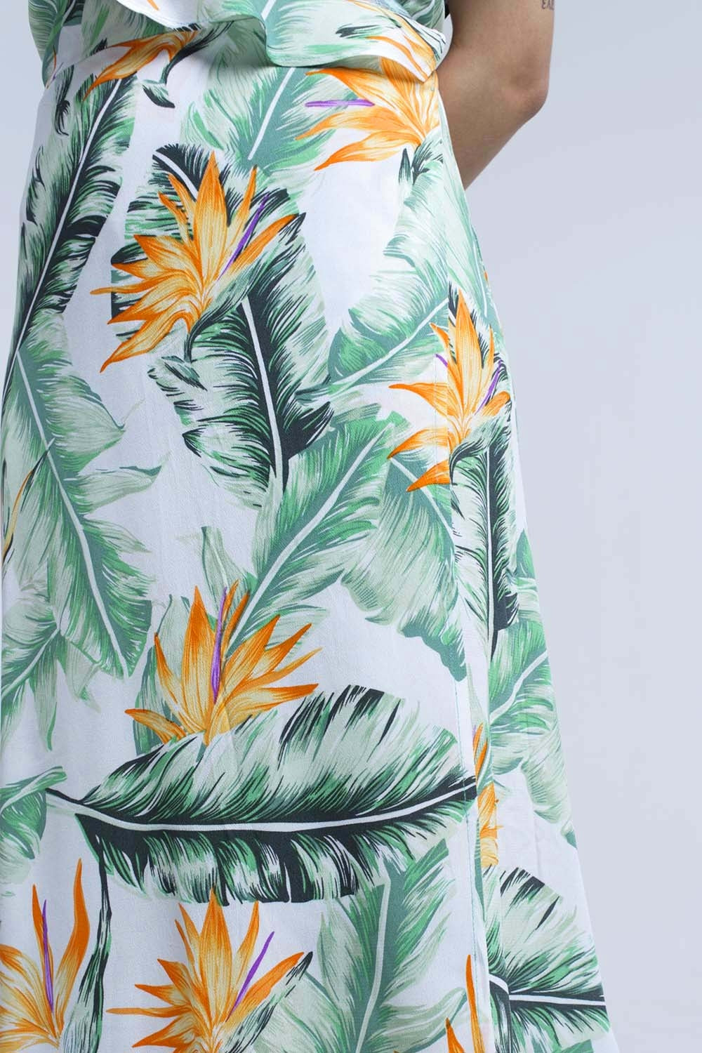 Vestido blanco midi en hojas tropicales