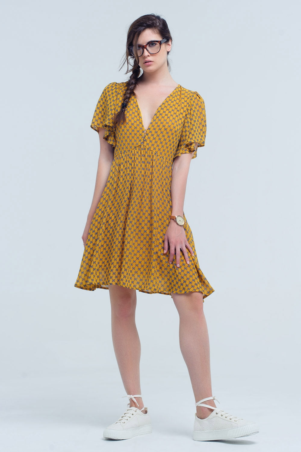 Modelo en movimiento con vestido boho corto