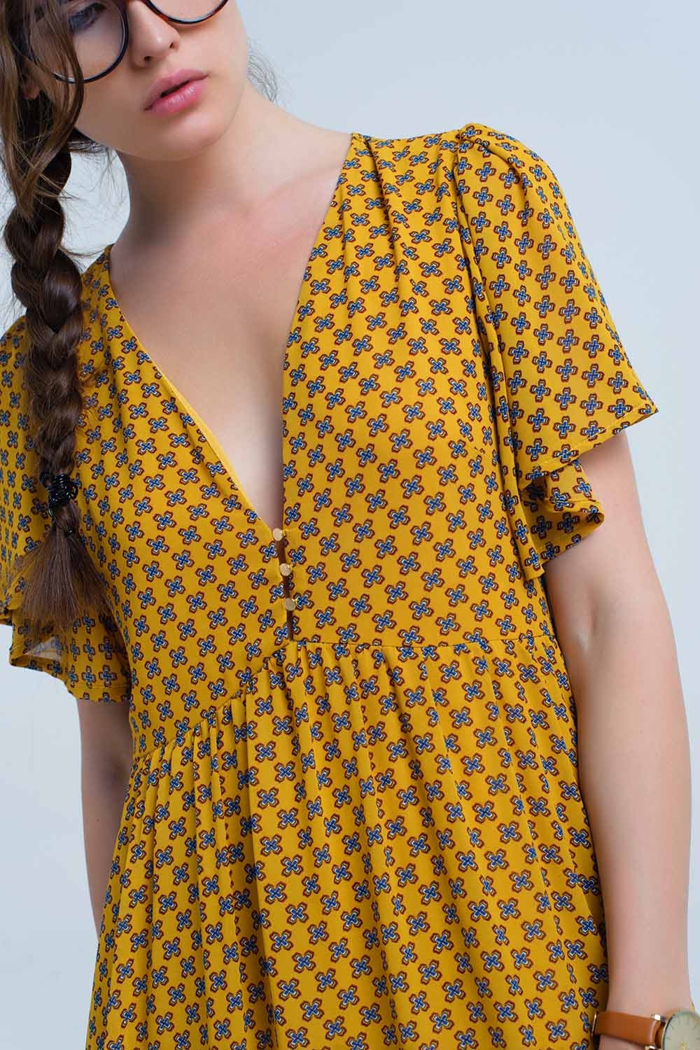 Detalle del escote en V con estampado geométrico