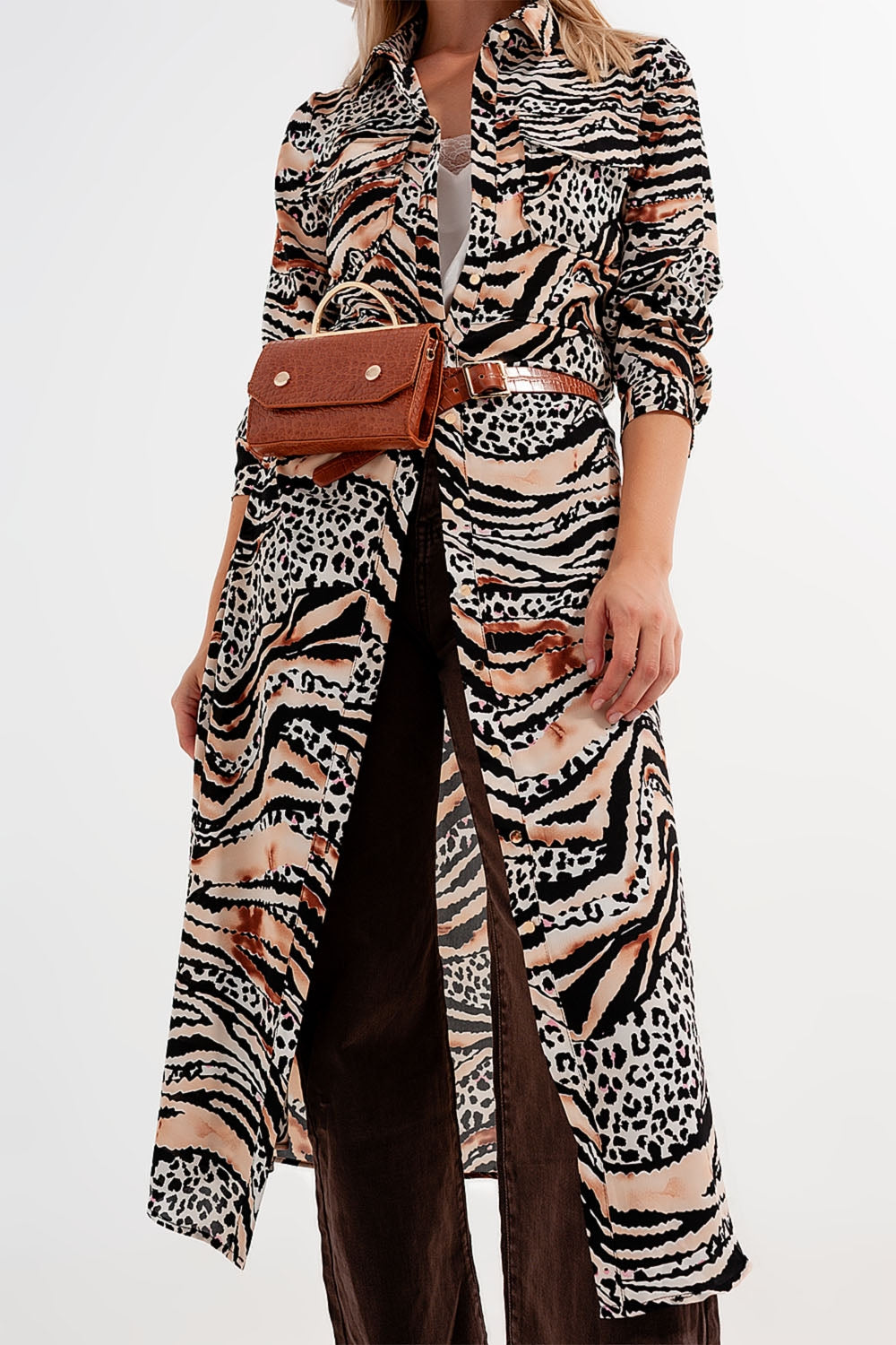 Modelo con vestido camisero largo con estampado mixto de leopardo y cebra, ceñido con un cinturón.