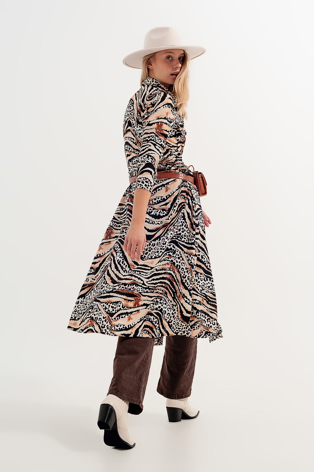 Vista trasera de un vestido largo de tejido fluido con estampado de leopardo y cebra.