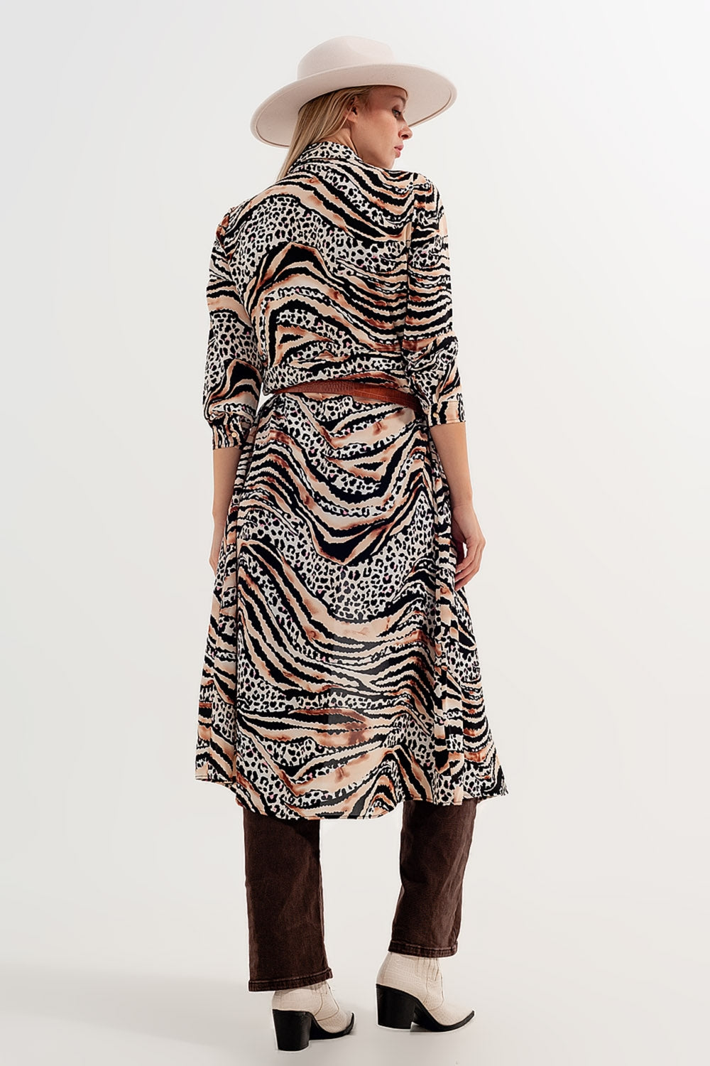 Vista trasera de un vestido largo de tejido fluido con estampado de leopardo y cebra.