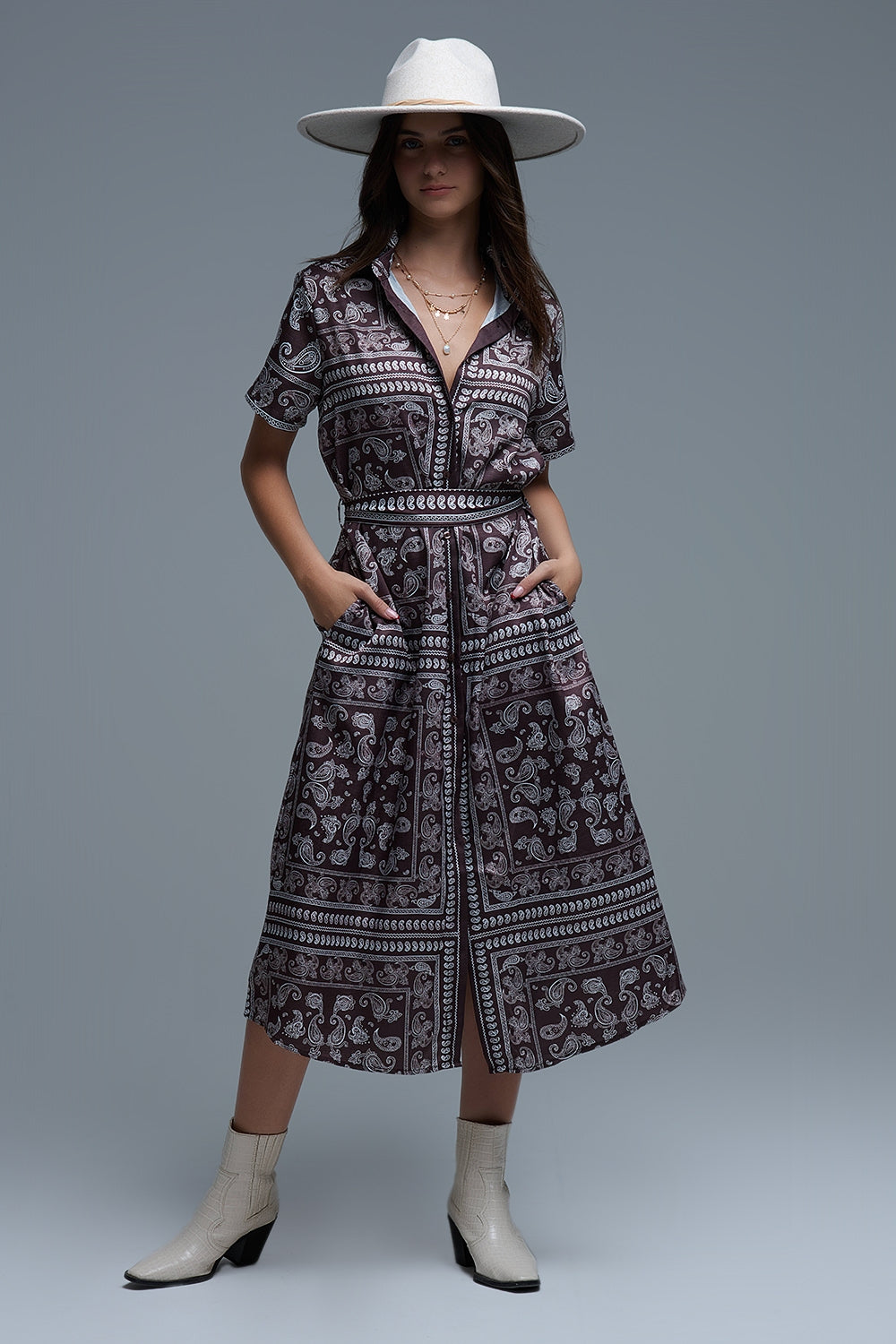 Vestido camisero de manga corta con estampado Paisley en marrón