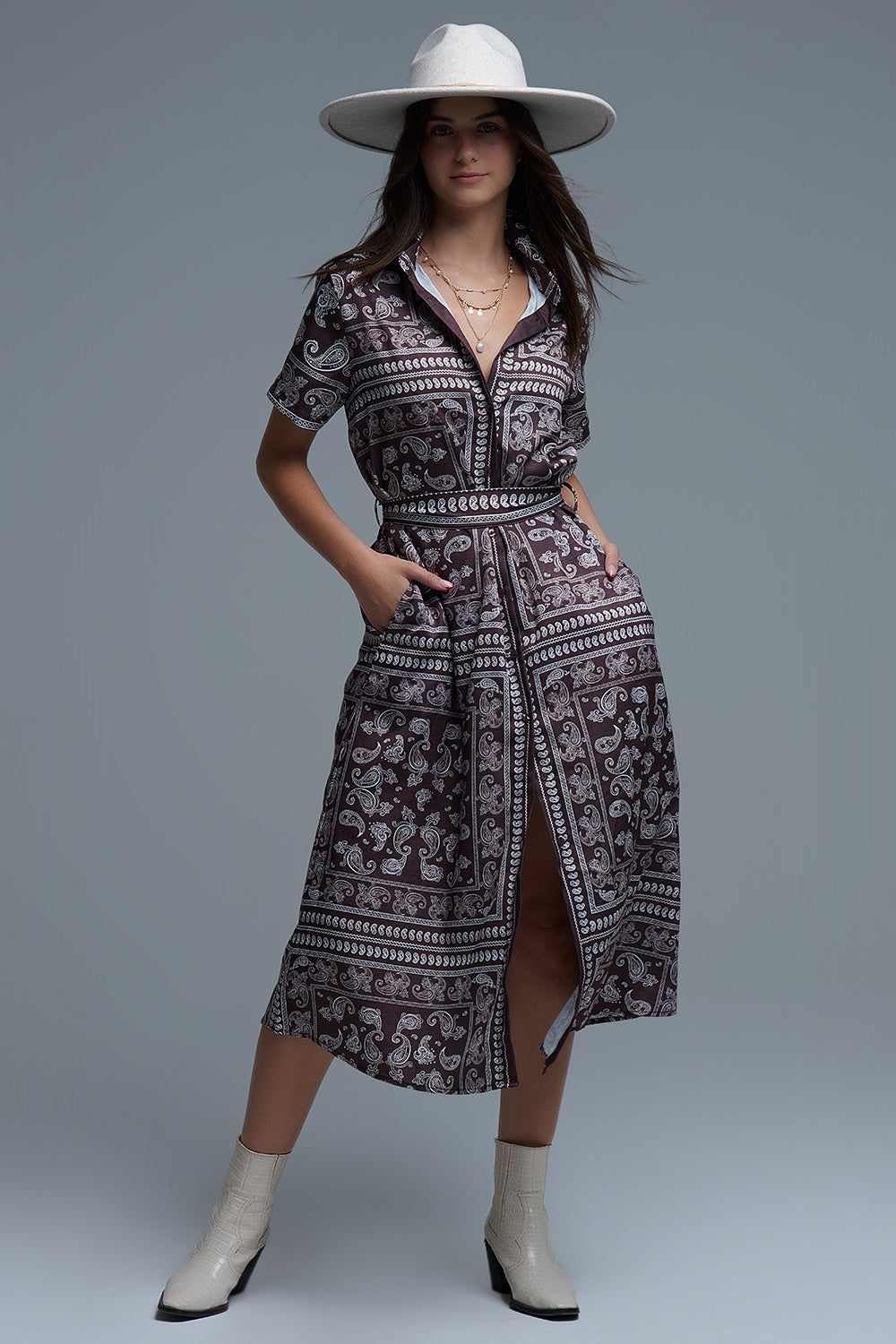 Estilismo completo con vestido midi paisley marrón, sombrero y botines.