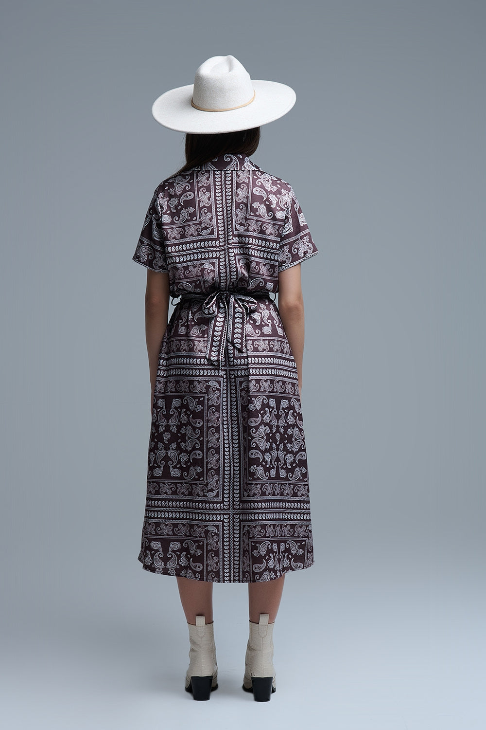 Vista trasera del vestido paisley marrón con cinturón.
