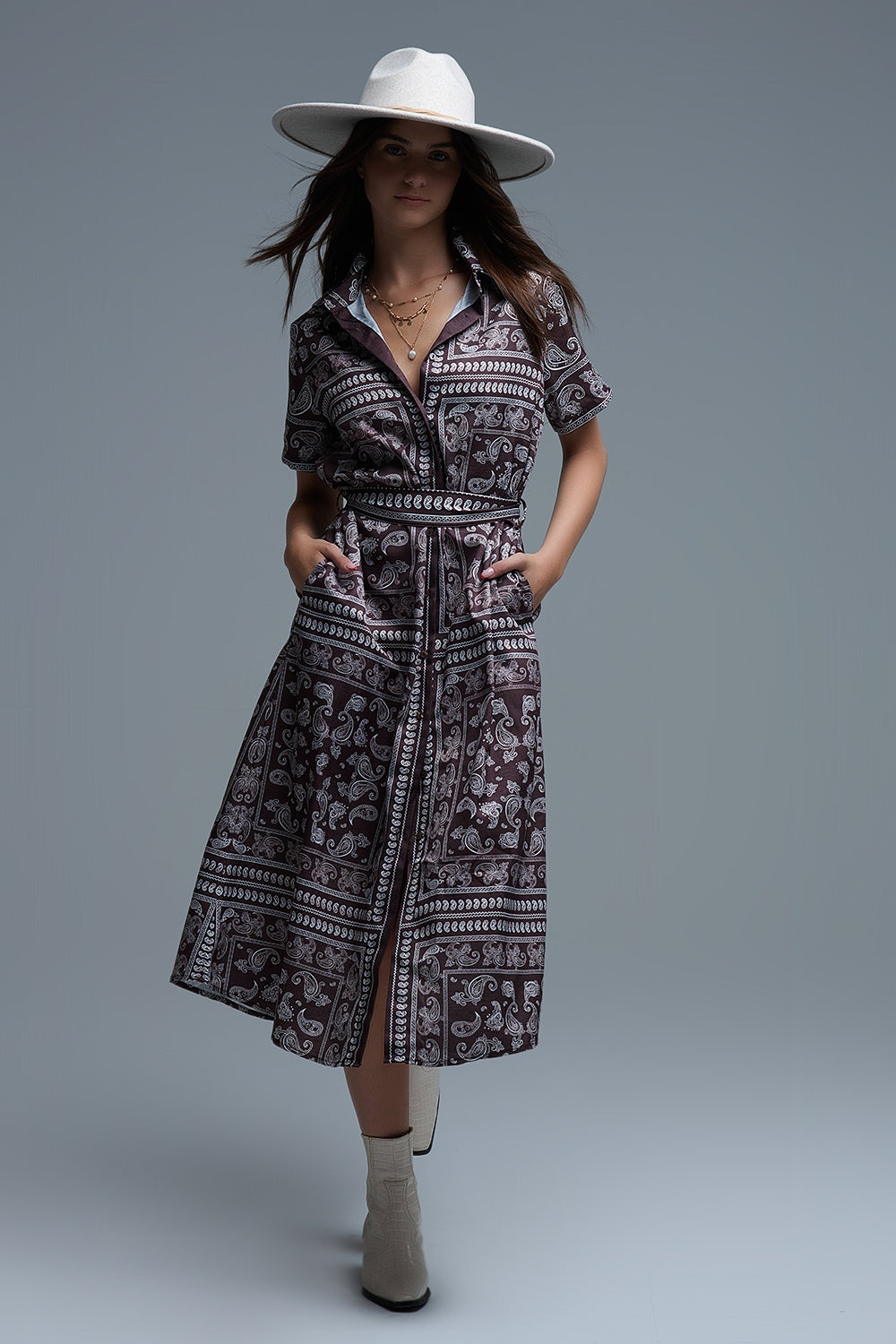 Look completo con vestido midi paisley marrón y botines claros.
