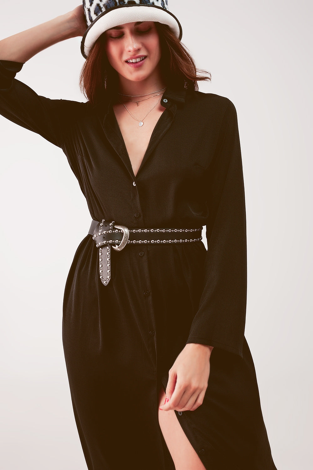 Detalle escote vestido camisero largo de satén negro.