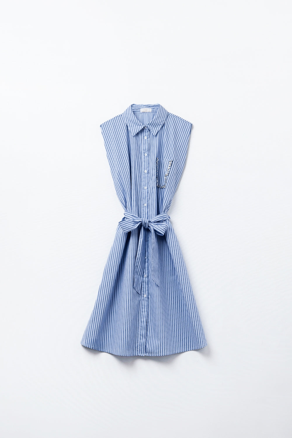 Vestido camisero sin mangas con cinturón y bolsillo bordado