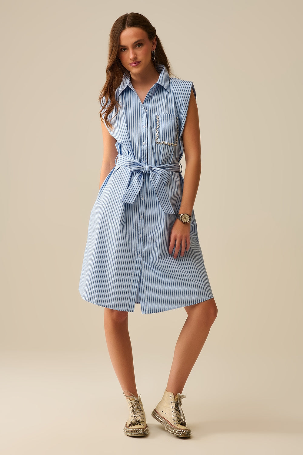 Vestido camisero sin mangas con cinturón y bolsillo bordado