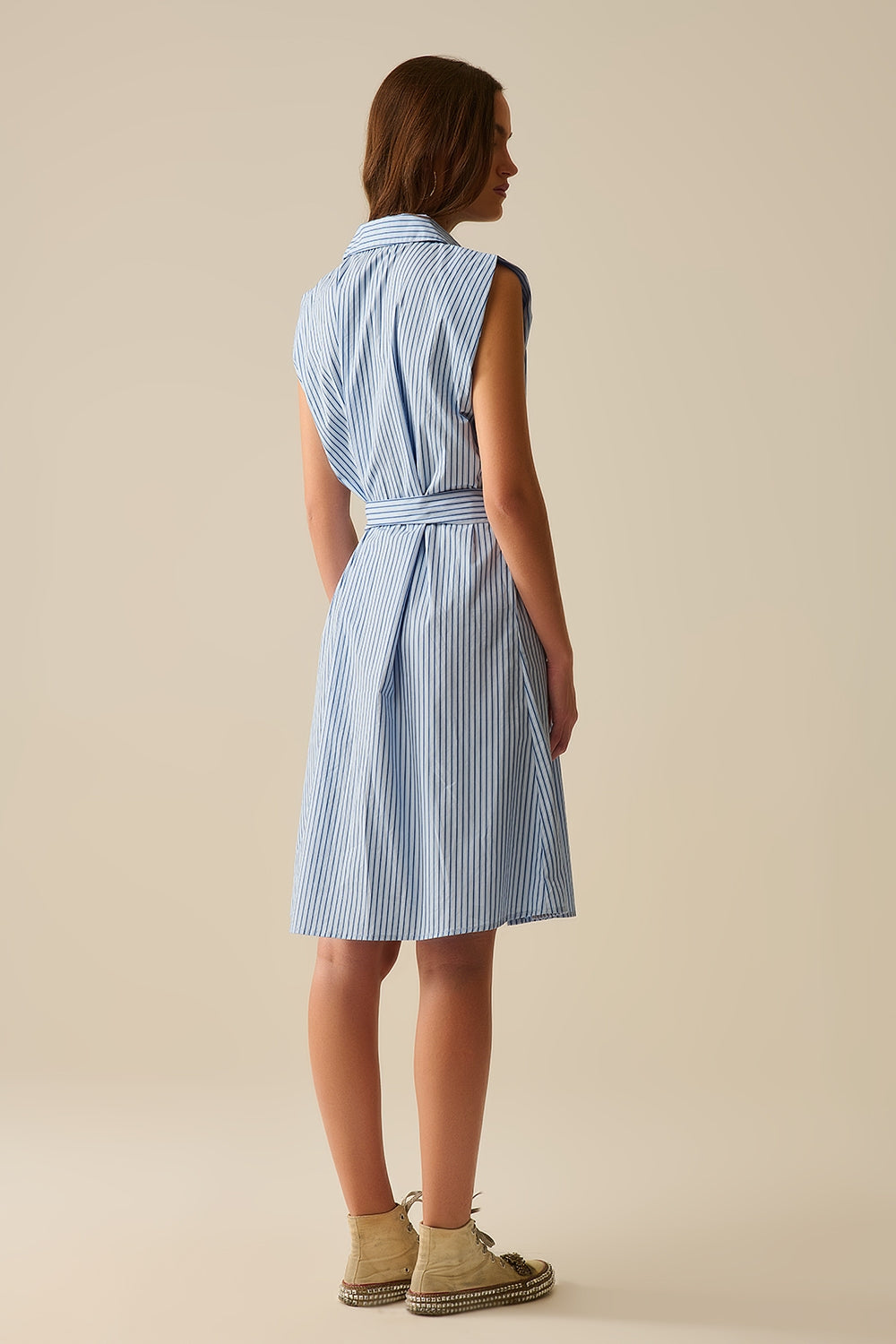 Vestido camisero sin mangas con cinturón y bolsillo bordado