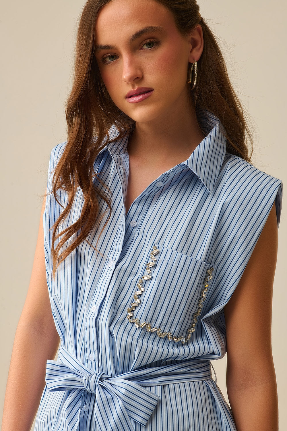 Vestido camisero sin mangas con cinturón y bolsillo bordado