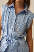 Vestido camisero sin mangas con cinturón y bolsillo bordado