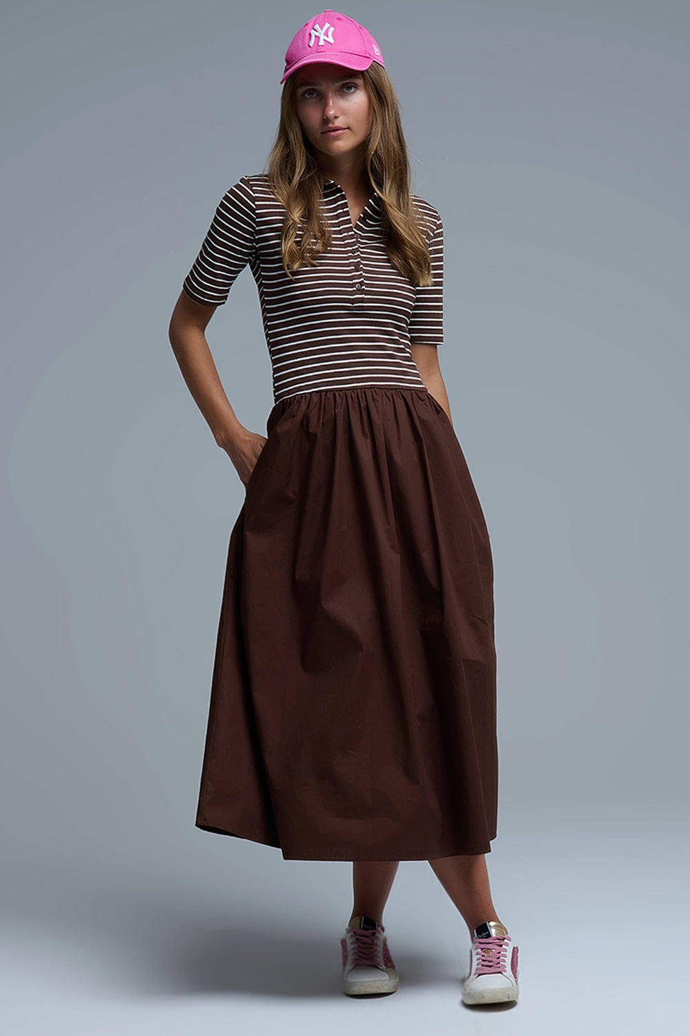 Q2 Vestido con top de rayas de polo y falda midi de popelín en marrón