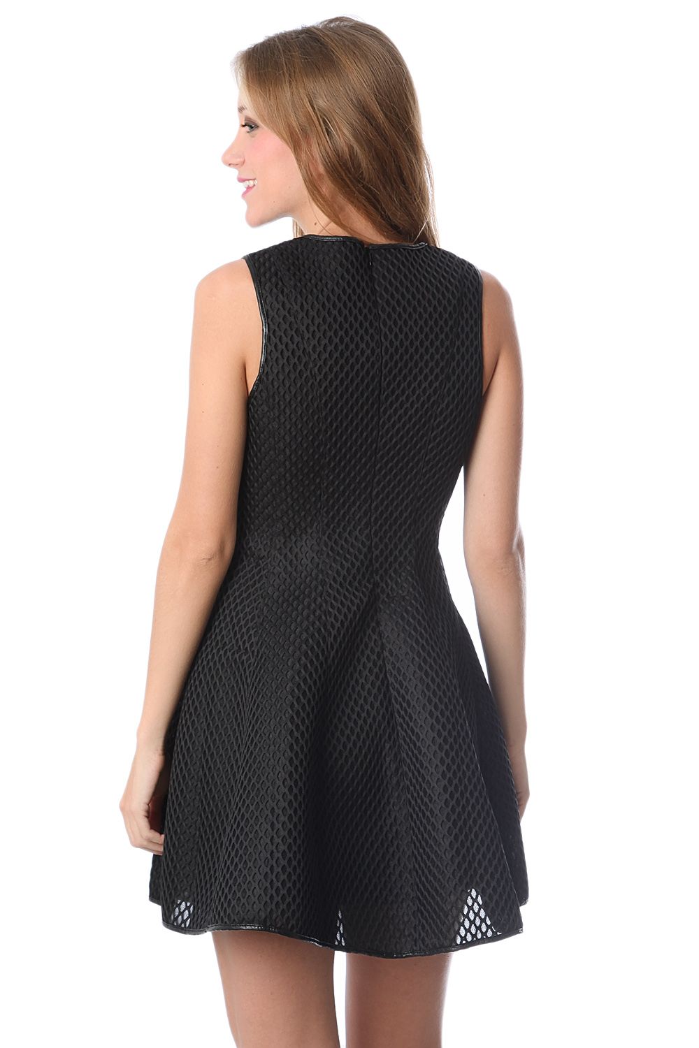 Vestido con vuelo de malla estilo rejilla en negro