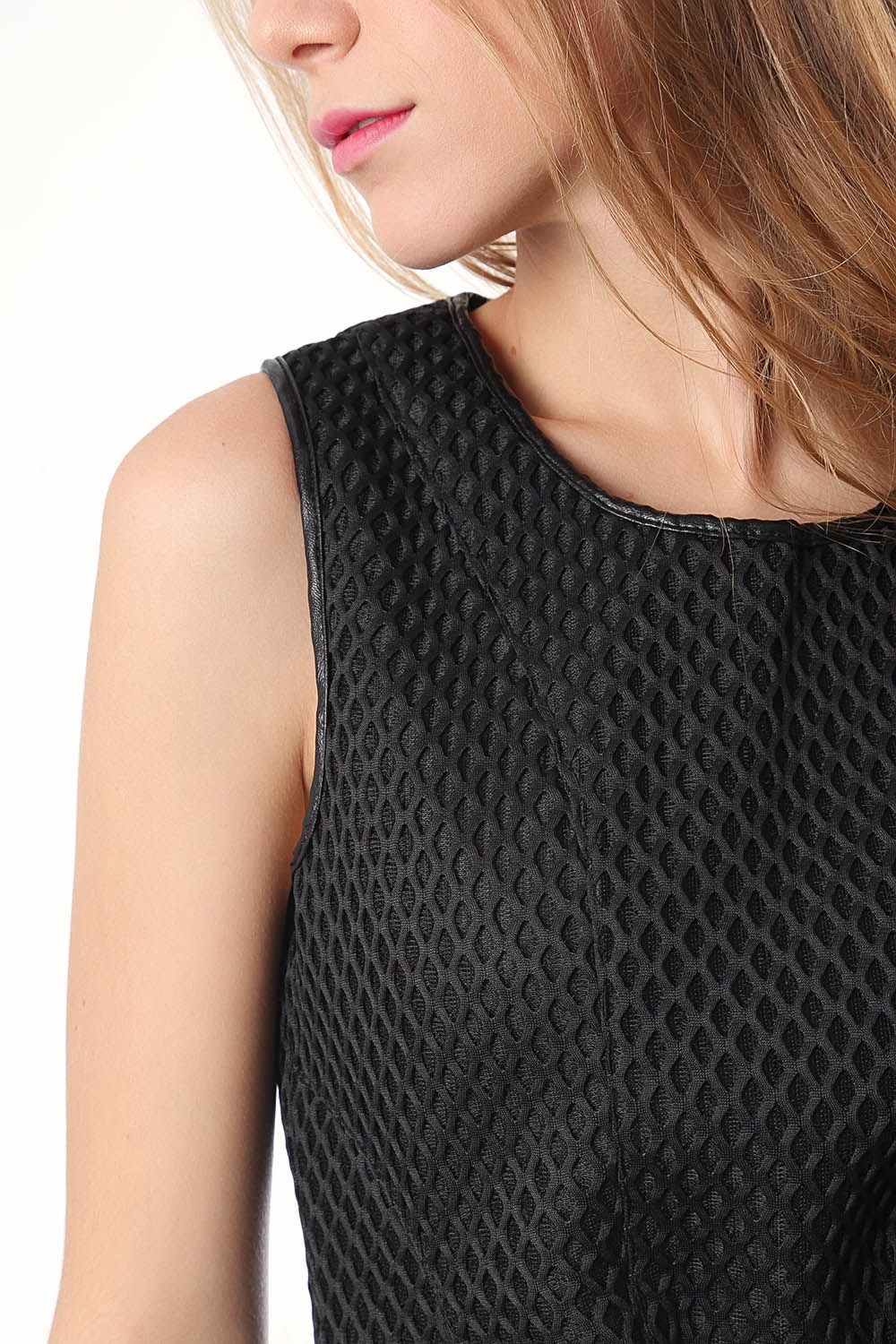 Vestido con vuelo de malla estilo rejilla en negro