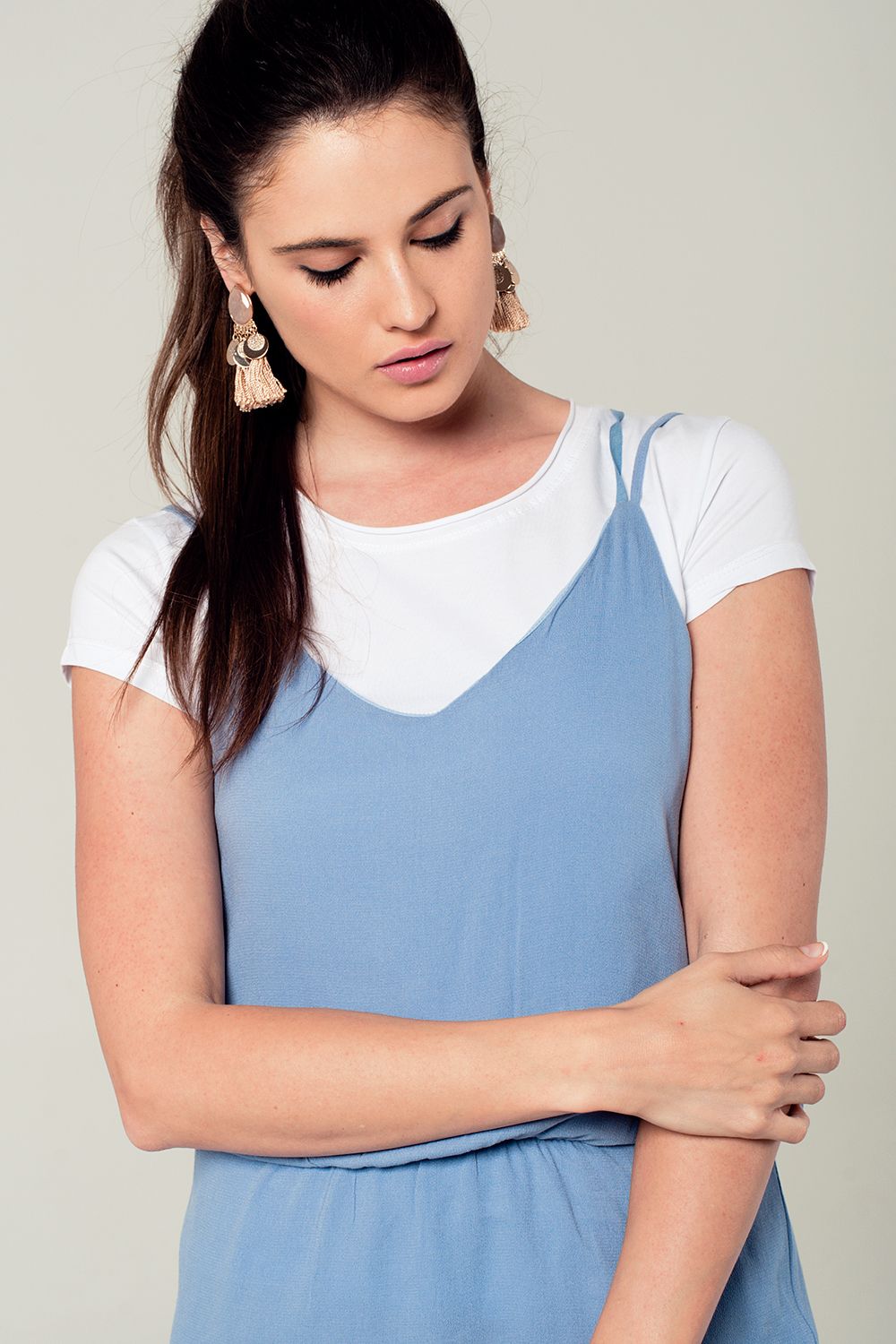 Vestido corto azul con detalle en la espalda