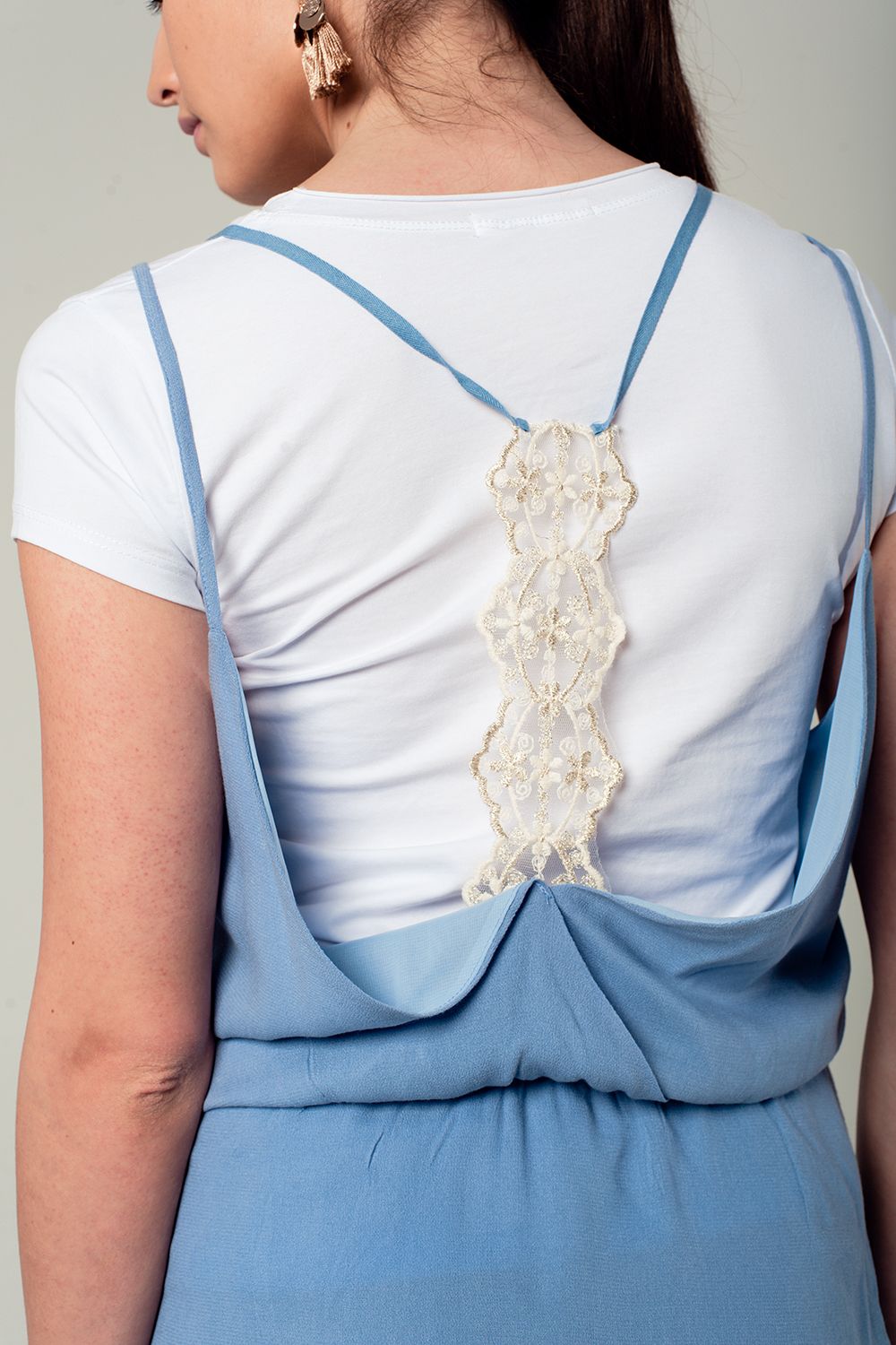 Vestido corto azul con detalle en la espalda