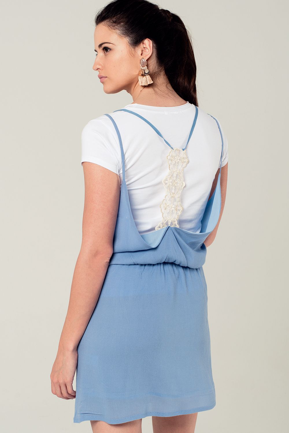 Vestido corto azul con detalle en la espalda