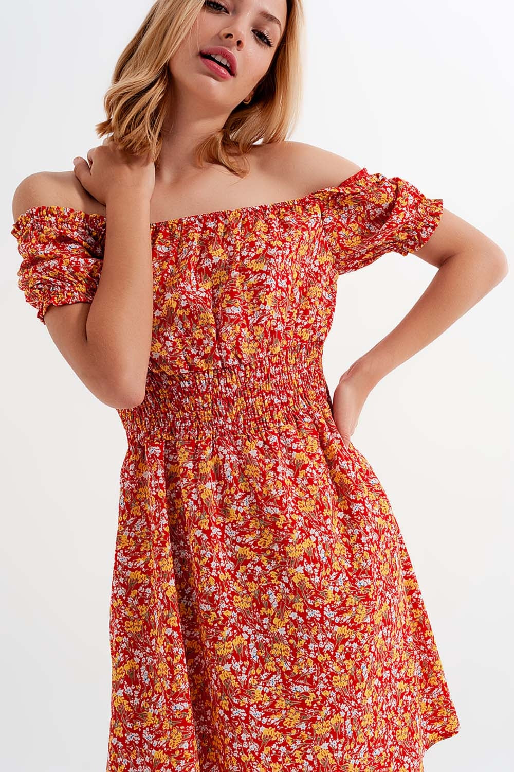Vestido corto con escote Bardot detalle fruncido y volantes con estampado floral rojo