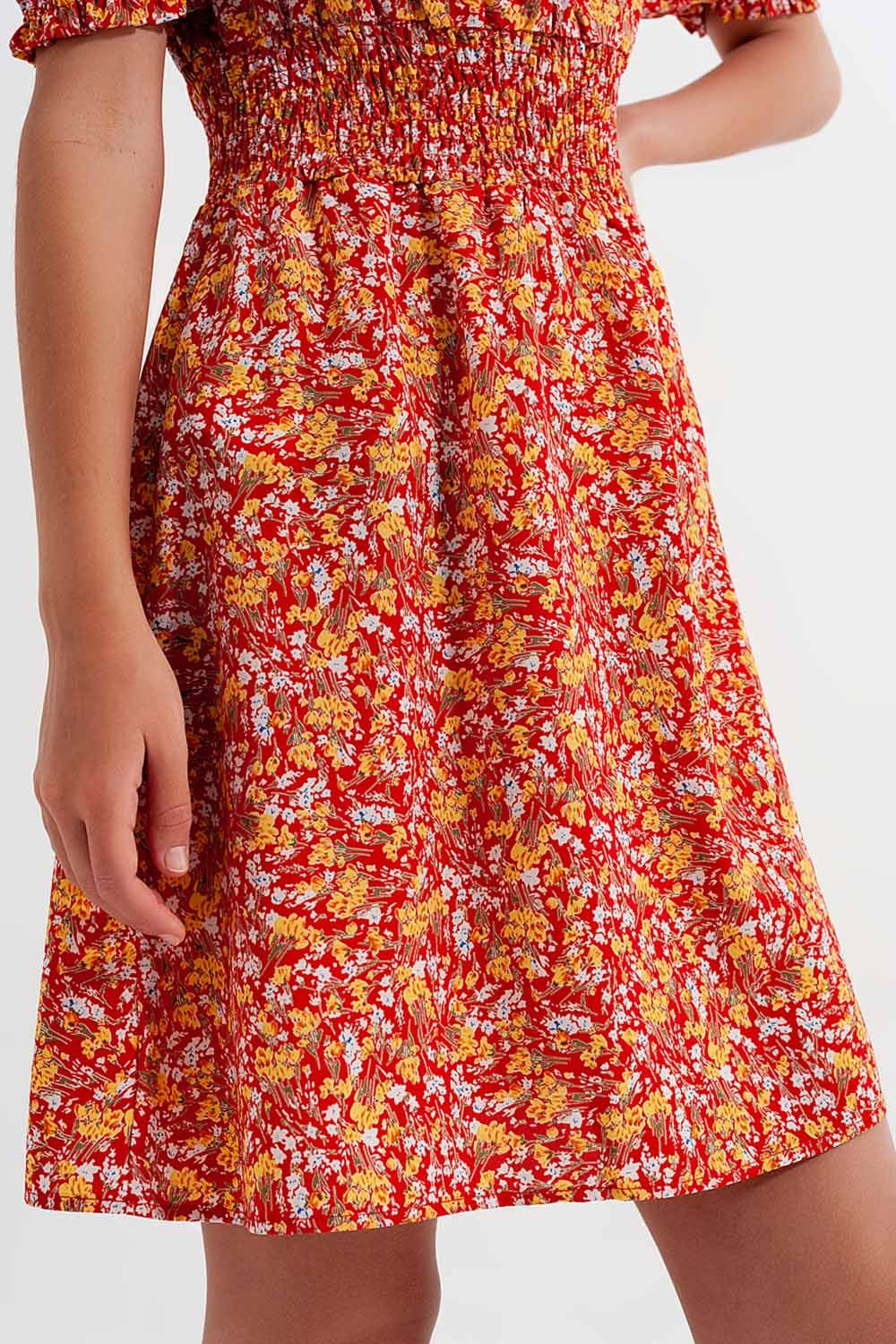 Vestido corto con escote Bardot detalle fruncido y volantes con estampado floral rojo