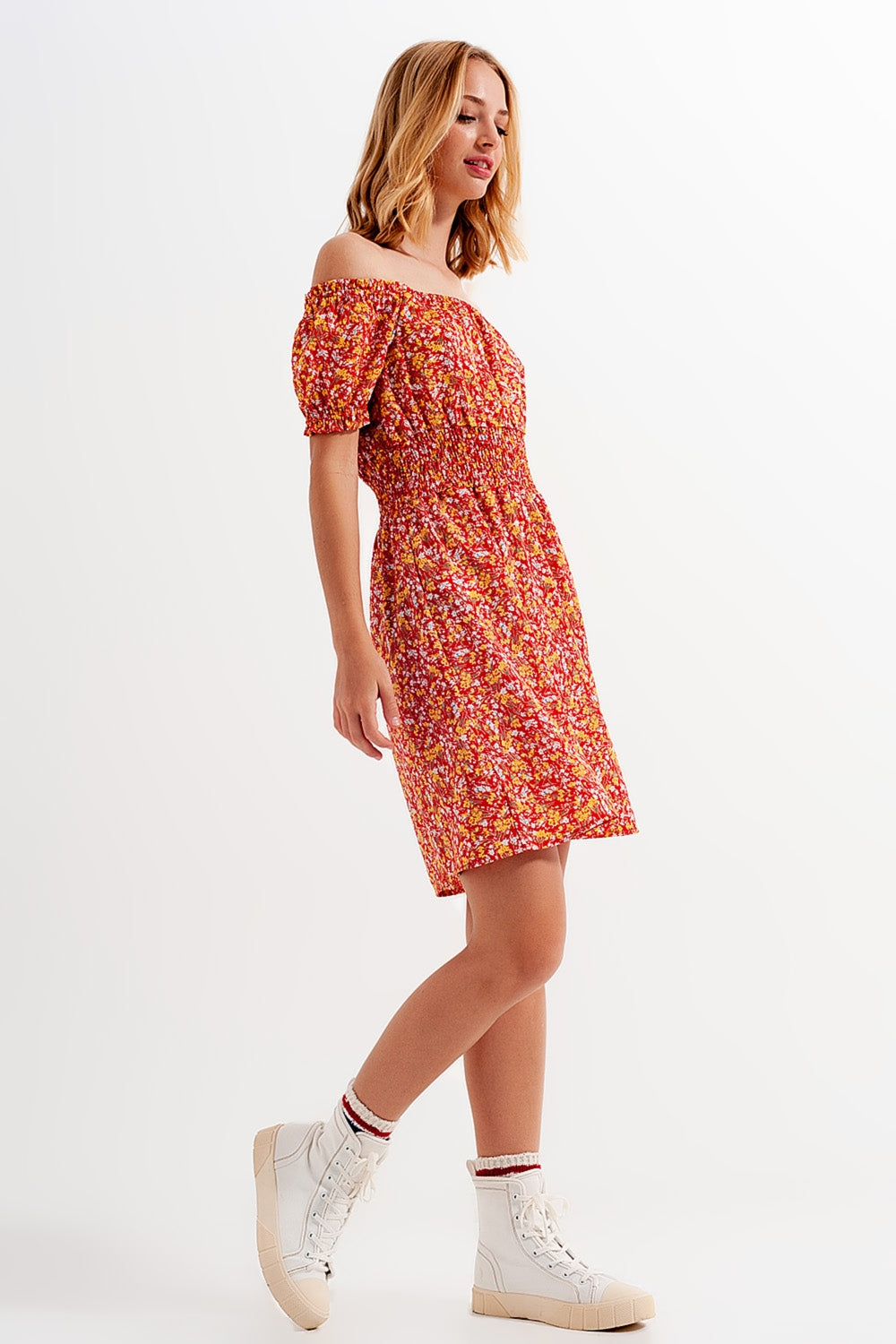 Vestido corto con escote Bardot detalle fruncido y volantes con estampado floral rojo