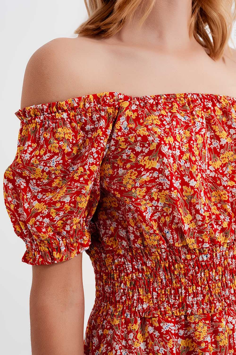 Vestido corto con escote Bardot detalle fruncido y volantes con estampado floral rojo