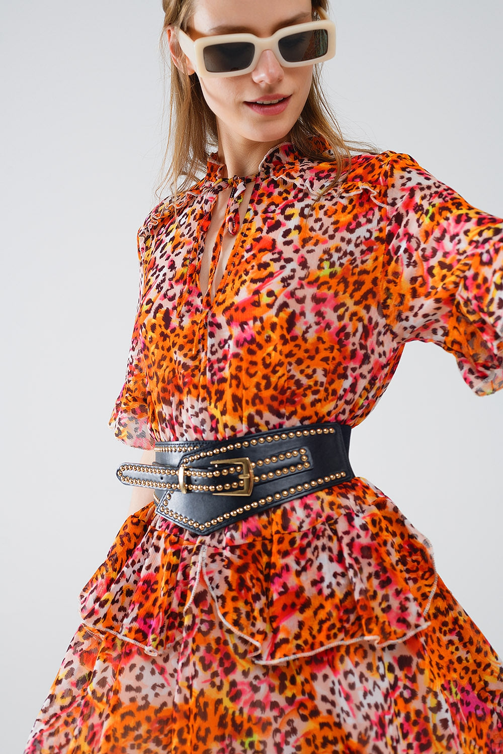 Vestido corto con estampado animal en naranja y blanco