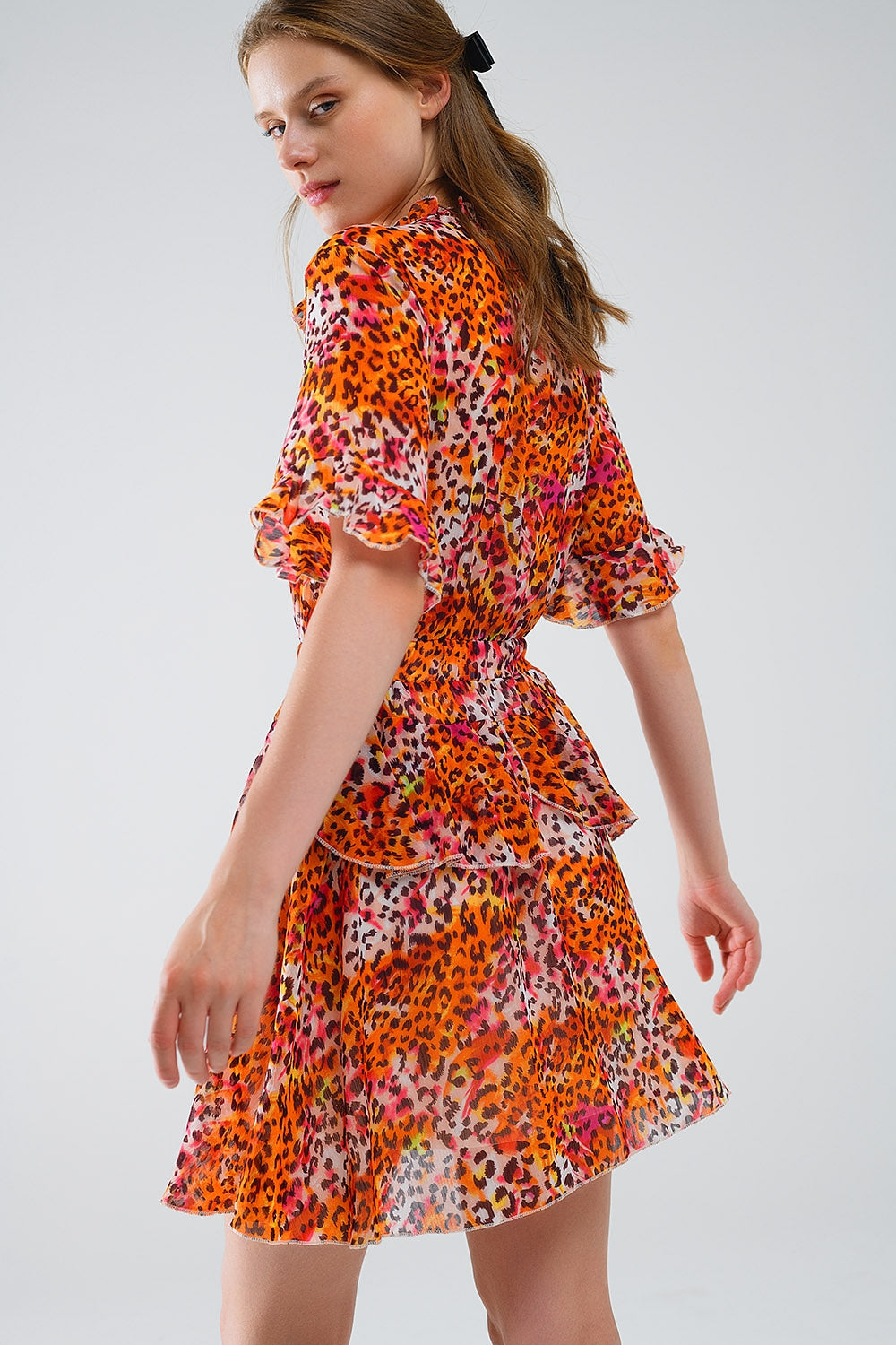 Vestido corto con estampado animal en naranja y blanco