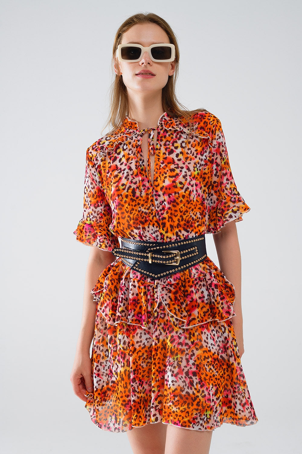 Vestido corto con estampado animal en naranja y blanco