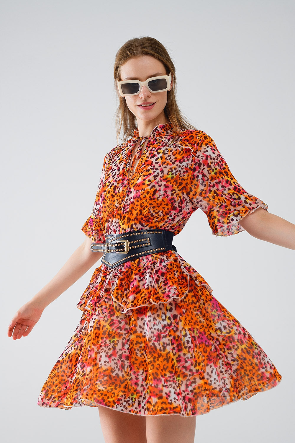 Vestido corto con estampado animal en naranja y blanco