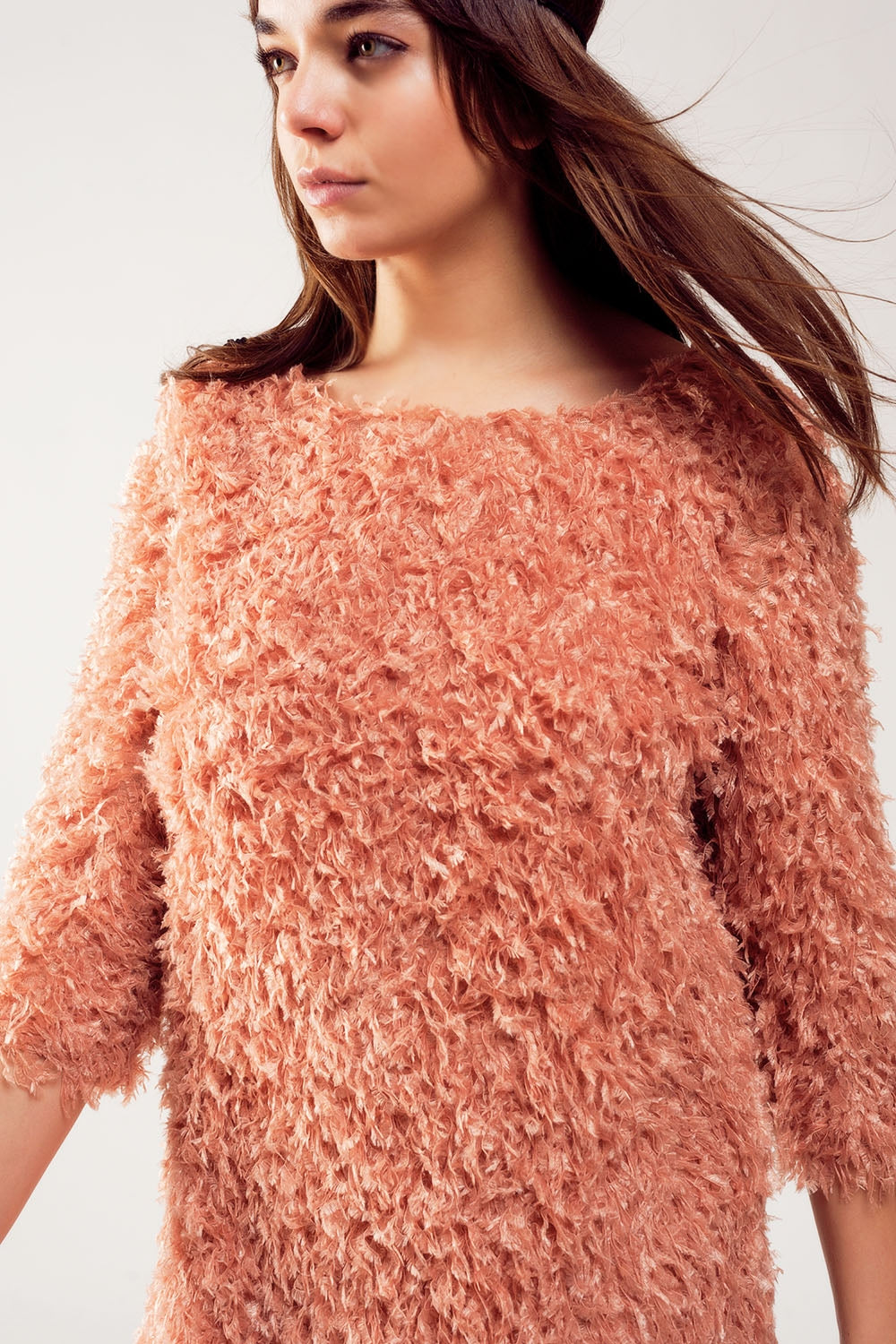 Vestido corto con mangas tres cuartos y diseño de plumas en rosa