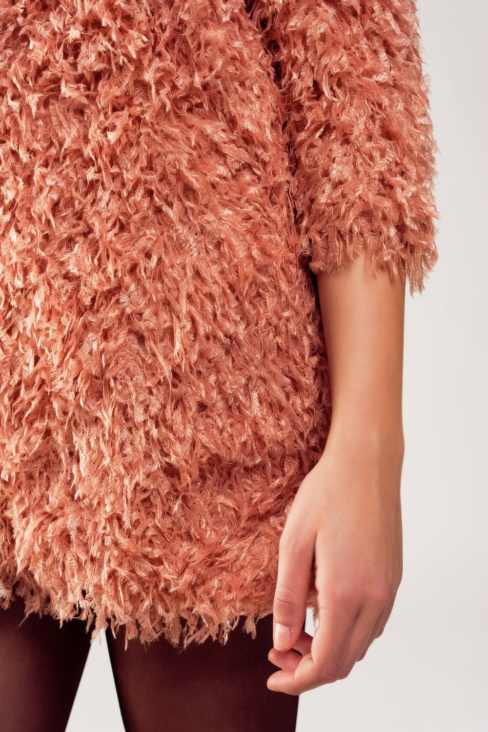 Vestido corto con mangas tres cuartos y diseño de plumas en rosa