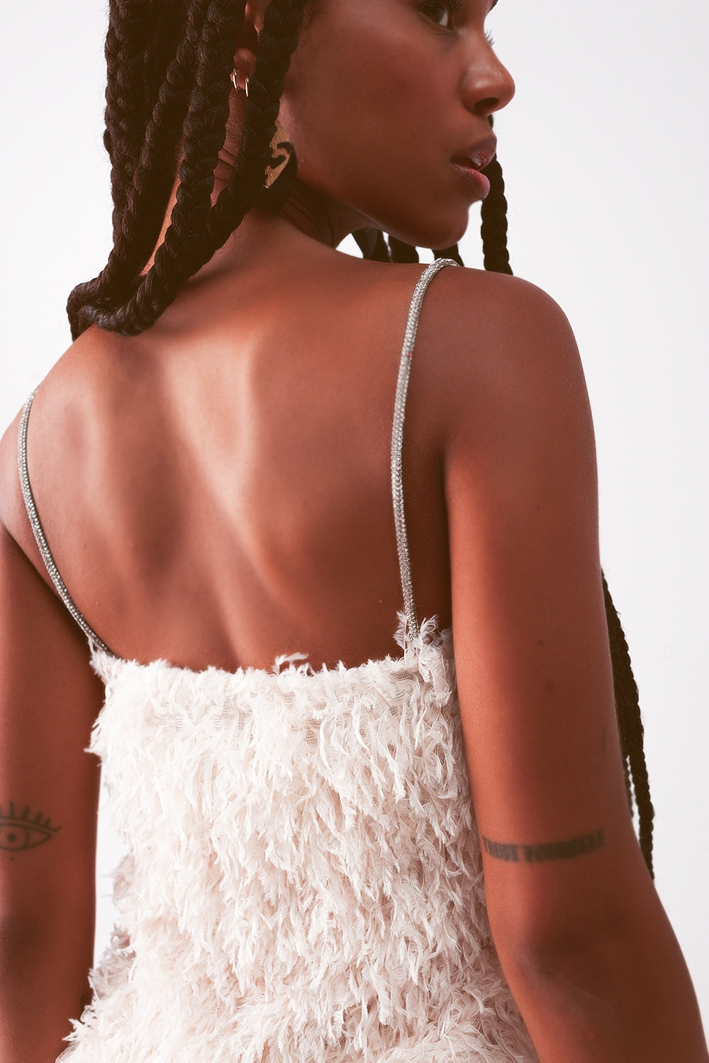 Vestido corto crema con diseño integral de plumas sintéticas