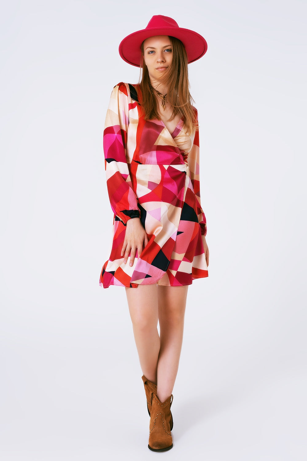 Vestido corto cruzado con estampado abstracto en fuxia