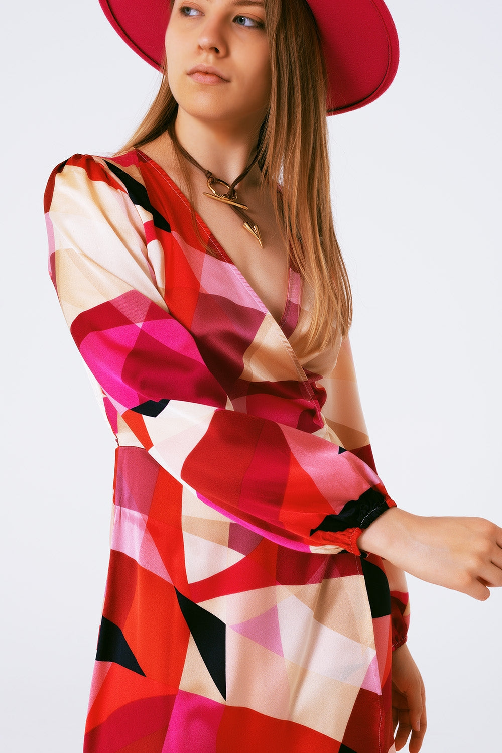 Vestido corto cruzado con estampado abstracto en fuxia