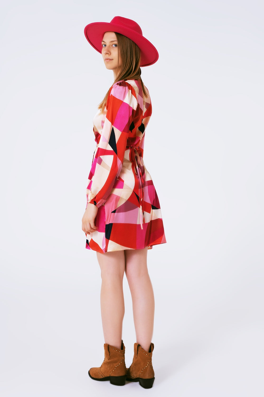Vestido corto cruzado con estampado abstracto en fuxia