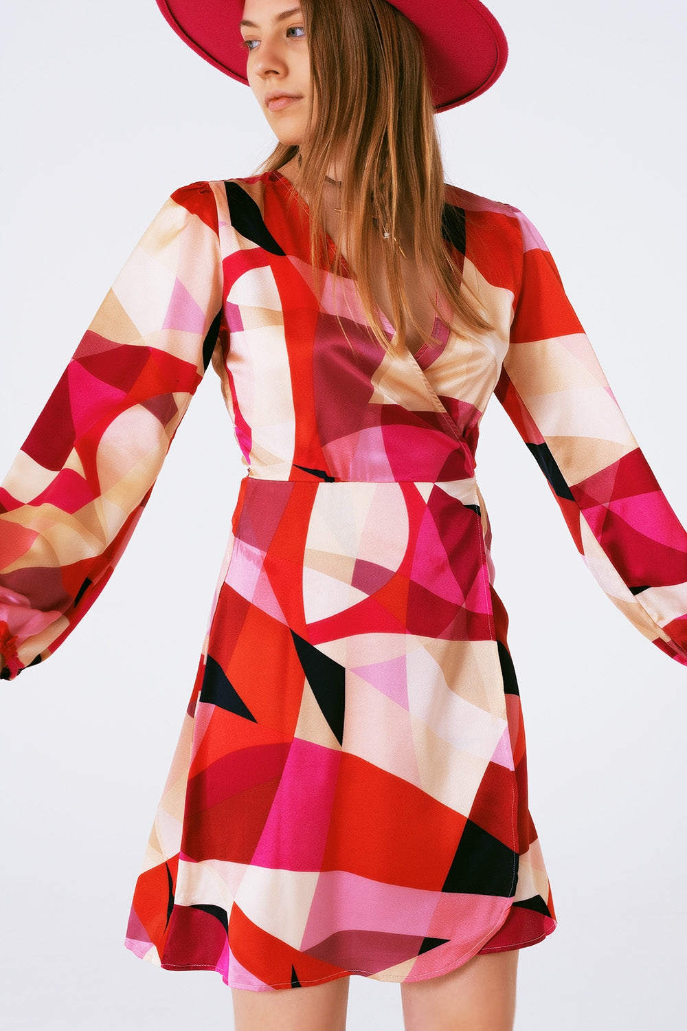 Vestido corto cruzado con estampado abstracto en fuxia
