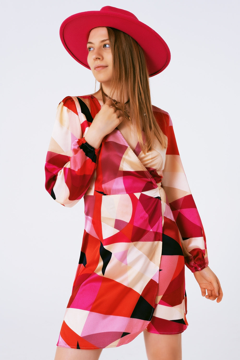 Vestido corto cruzado con estampado abstracto en fuxia