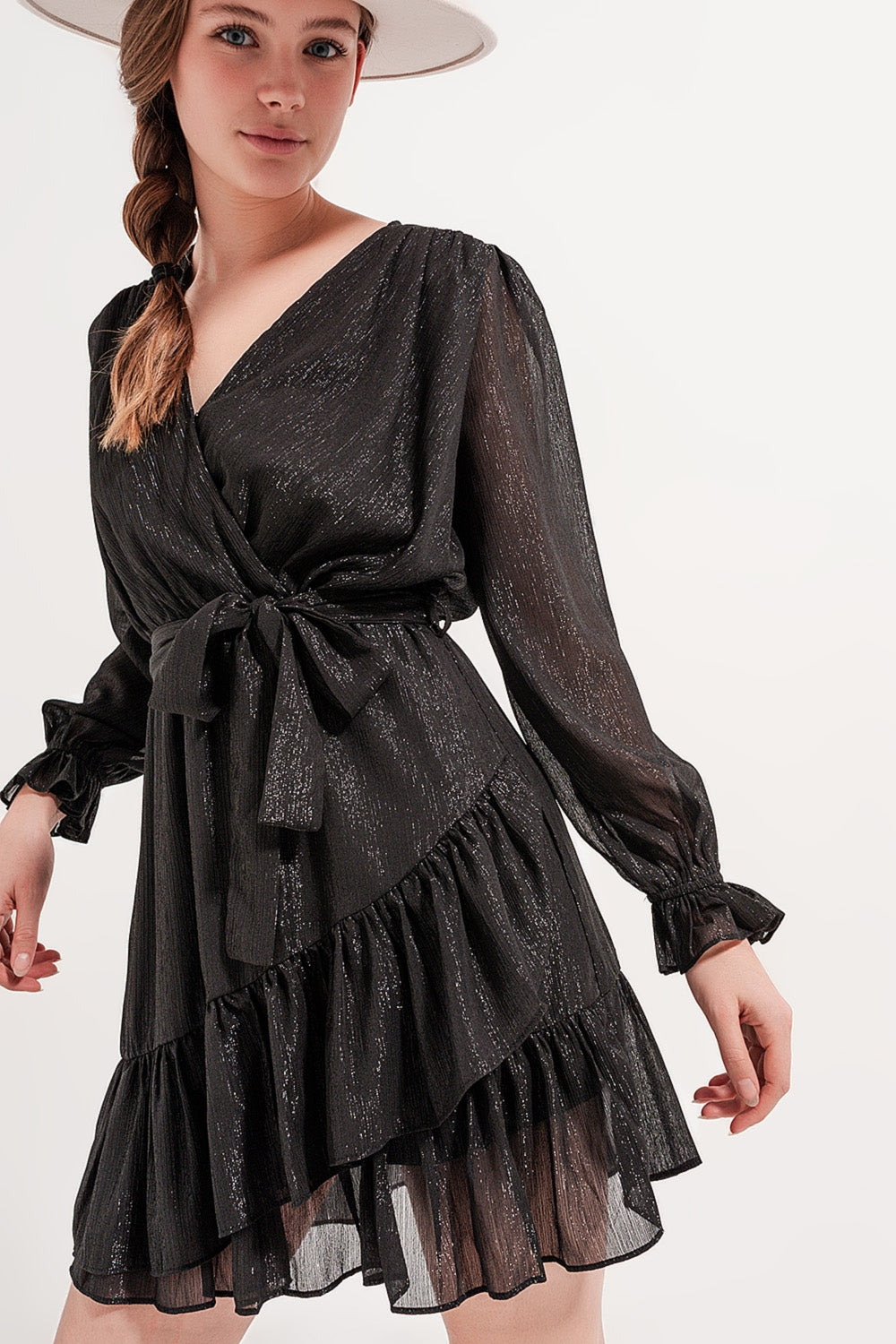 Vestido corto negro con bajo con vuelo y detalle cruzado