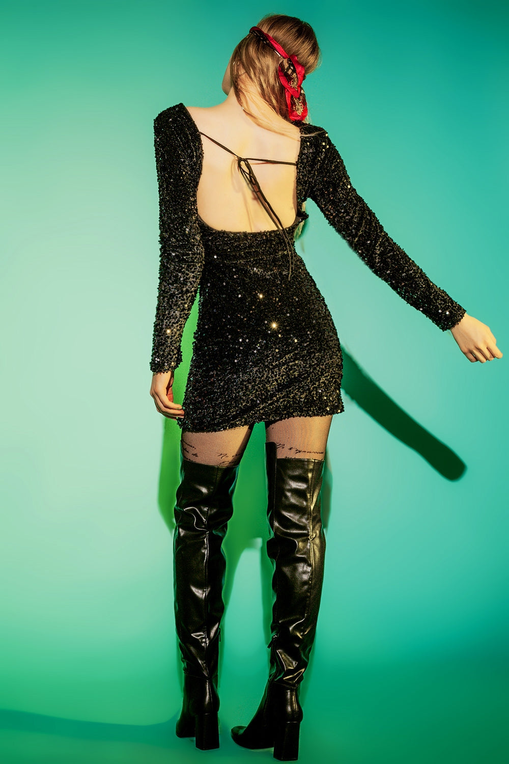 Vestido corto negro con diseño adornado de lentejuelas