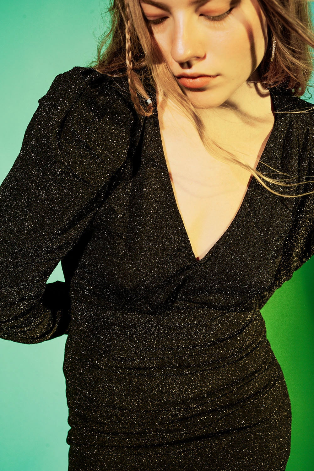 Vestido corto negro con escote V y acabado efecto purpurina